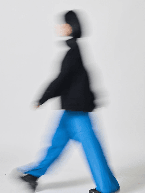 歩みを進める人物